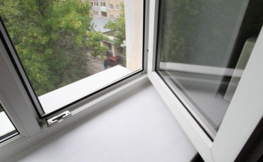 В Николаеве 15-летняя девочка выпала из окна многоэтажки
