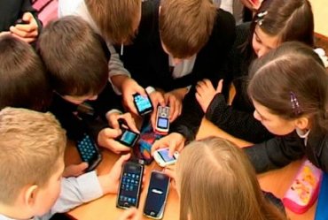 Одесские депутаты решили запретить школьникам пользоваться мобильниками