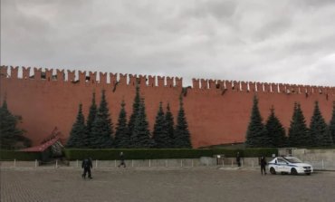 Ураган в Москве снес часть кремлевской стены. Видео