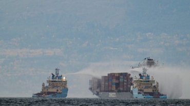 У берегов Канады вспыхнул пожар на судне с химикатами