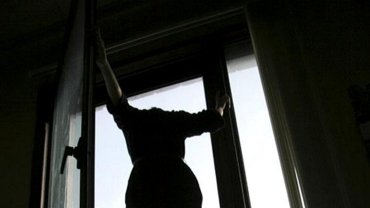 В Киеве женщина выбросилась из окна “ковидной” больницы и погибла