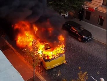 В Черновцах возле здания ОГА загорелась маршрутка с людьми. Видео