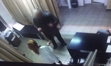 Под Киевом в больнице пьяный мужчина с пистолетом угрожал медикам расправой. Видео