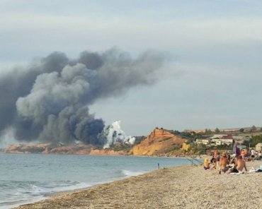 В Крыму на аэродроме Бельбек прогремел взрыв: в небе огромный столб дыма