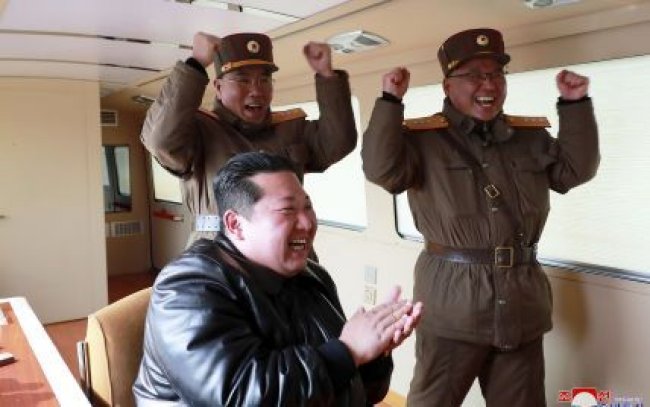 Північна Корея запустила дві ракети у бік Японії: Кім Чен Ин задоволений випробуванням