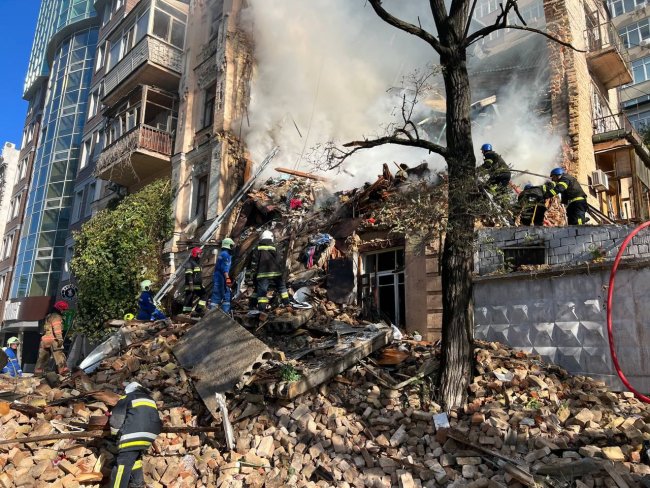 У Києві з-під завалів дістали тіло загиблої жінки: рятувальні роботи тривають