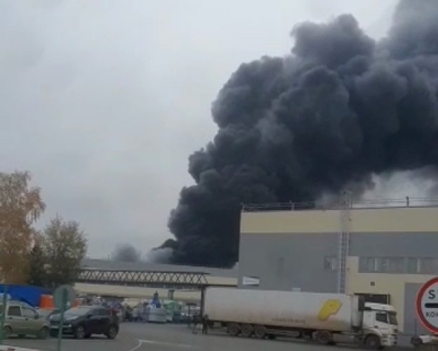 Под Москвой масштабный пожар на крупном складе: в огне тысячи квадратных метров