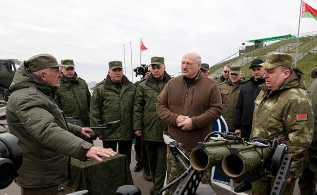 Эффективнее, чем у США: Лукашенко осмотрел белорусские беспилотники