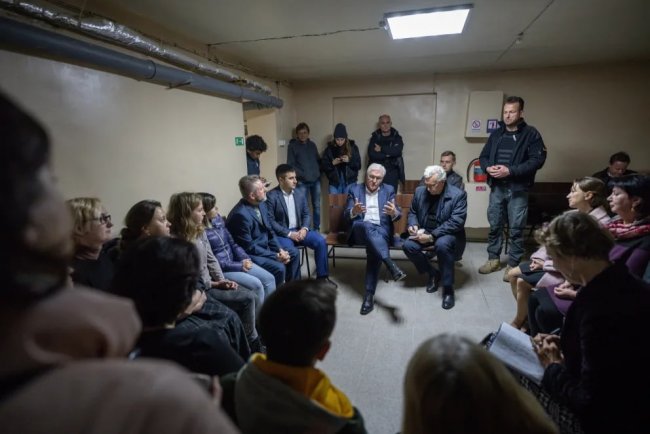 Штайнмаєру в Україні довелося більше години ховатися у бомбосховищі