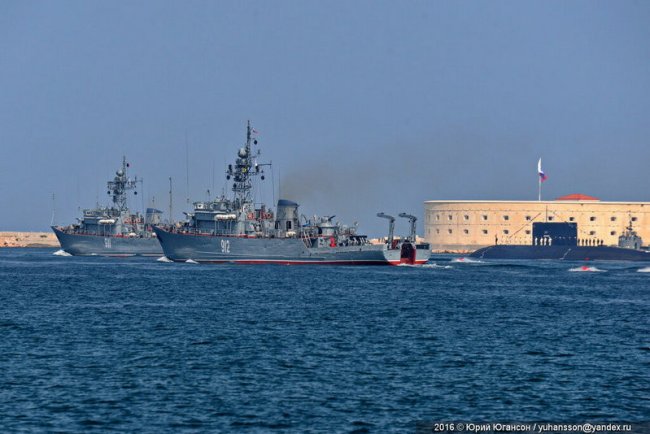В Севастопольской бухте после атаки дронов взорвались четыря российских корабля