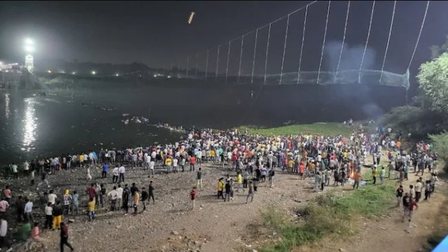 В Индии обрушился мост с сотнями людей: десятки погибших