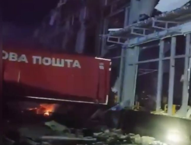 Російська ракета вдарила по терміналу “Нової пошти” на Харківщині: є загиблі