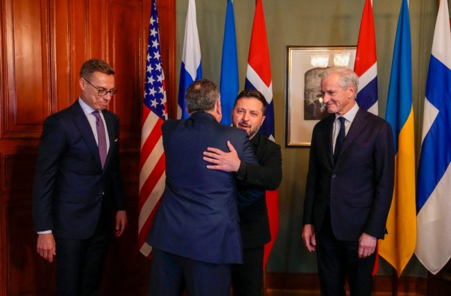 Київ намагається повернути прихильність США, поки Трамп зближується з Москвою – Foreign Policy