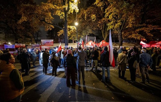 Криза в Польщі: Навроцький терміново летить до Варшави, Качинський — біля будівлі Трибуналу