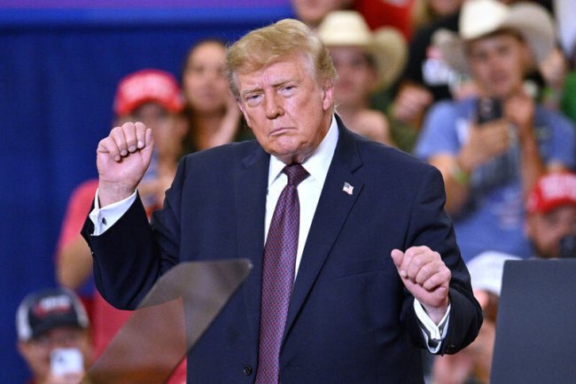 «Росіяни сміються із санкцій»: Трамп назвав прихильників санкцій проти РФ «дурними людьми»