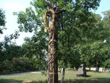 В Киеве спилили деревянное изваяние языческого бога Перуна