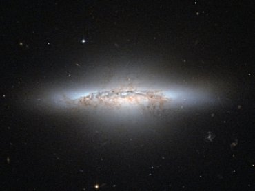 «Хаббл» запечатлел линзовидную галактику