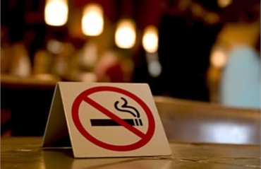 Через месяц в украинских кафе и ресторанах запретят курить