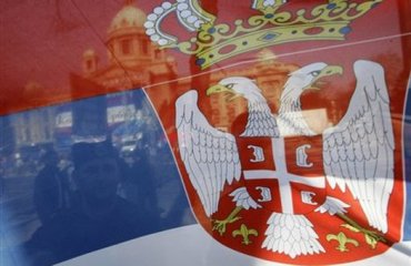 В Сербии футбольные фанаты устроили массовые беспорядки, более 100 человек задержаны