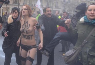Во Франции католики побили активисток FEMEN