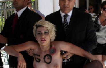FEMEN устроили топлес-акцию в Бразилии