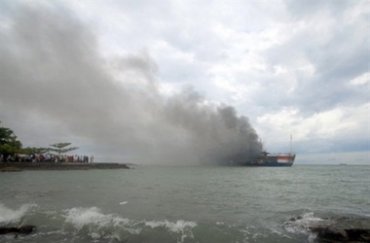 У берегов Севастополя горит паром с сотней пассажиров на борту
