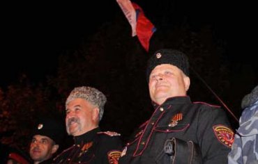 В Симферополе казаки сожгли флаг Евросоюза