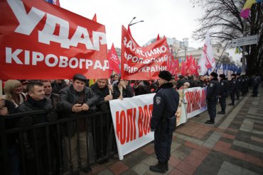 Кличко митингует под Радой и уже обвиняет Януковича в срыве соглашения с ЕС