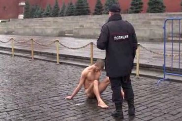 Российский художник прибил себя гвоздем к Красной площади