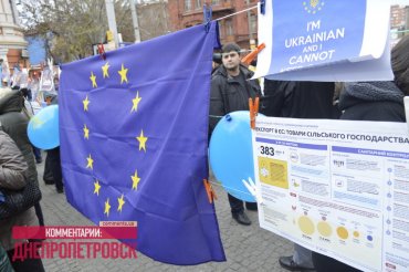 «Титушки» под прикрытием милиции разгромили евромайдан в Днепропетровске