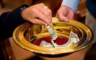 Каждая четвертая церковь в США тратит больше своих доходов