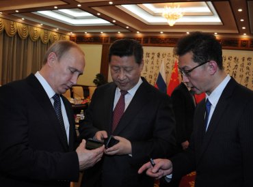 Путин подарил председателю КНР российский YotaPhone