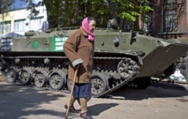 Пенсионеры Донбасса просят на улице еду