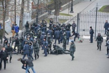 Несколько десятков человек пытались спилить забор у администрации Порошенко