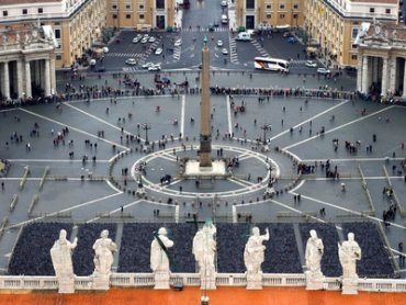 Папа Франциск разрешил установить душ для бездомных на площади Святого Петра