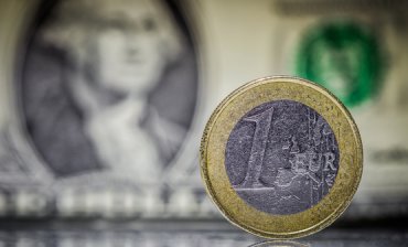 Доллар в украинских обменниках подешевел на 32 копейки