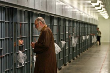 Заключенныe в России смогут общаться только с представителями традиционных конфессий