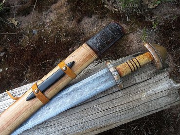 Мужчина случайно нашел меч викингов, которому 1200 лет