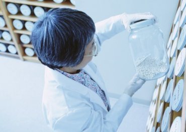 Японские ученые создали стекло, которое прочнее стали