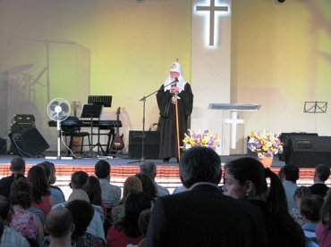 Глава УПЦ КП наградил христиан-протестантов за эвакуацию тысяч людей из зоны боевых действий