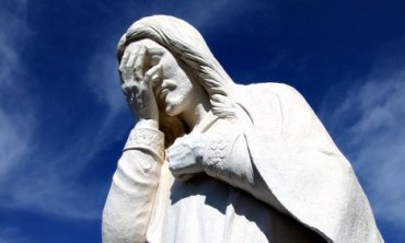 Во Франции священник в состоянии стресса разбил статую Иисуса