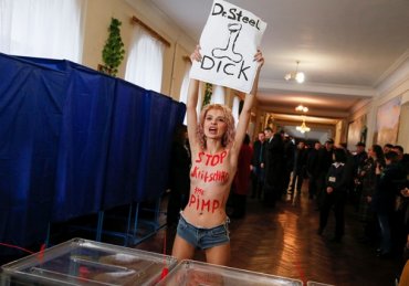 Обнаженная активистка Femen встретила Кличко на избирательном участке