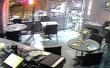 Daily Mail опубликовала видео расстрела посетителей ресторана в Париже