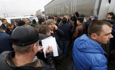 В России начались столкновения бастующих дальнобойщиков с ГИБДД