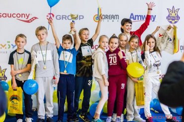 У Києві проводяться благодійні спортивно-розважальні змагання Kids For Peace серед шкільних команд