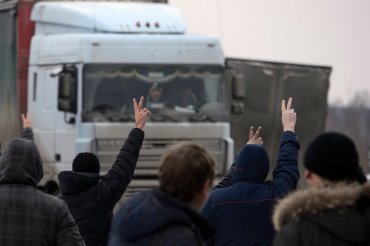 У дальнобойщиков, которые едут протестовать в Москву, отбирают права и машины