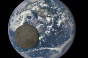 Астрономы объяснили отклонение орбиты Луны