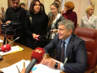 Министр Насалик пригласил журналистов домой посмотреть на миллион долларов в чемодане