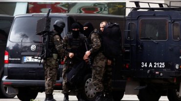 В Турции начались массовые аресты политической элиты