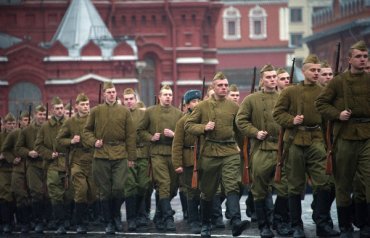В соцсетях высмеяли парад в Москве